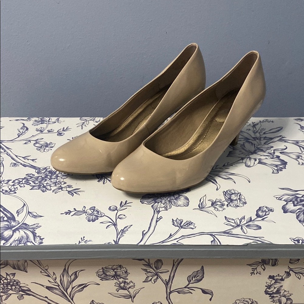 Elegant Beige Women's Pumps